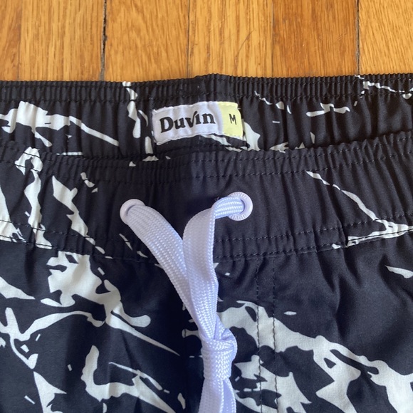 Duvin Design Black Marble Runner Short NWT Sz Medium - Picture 4 of 5